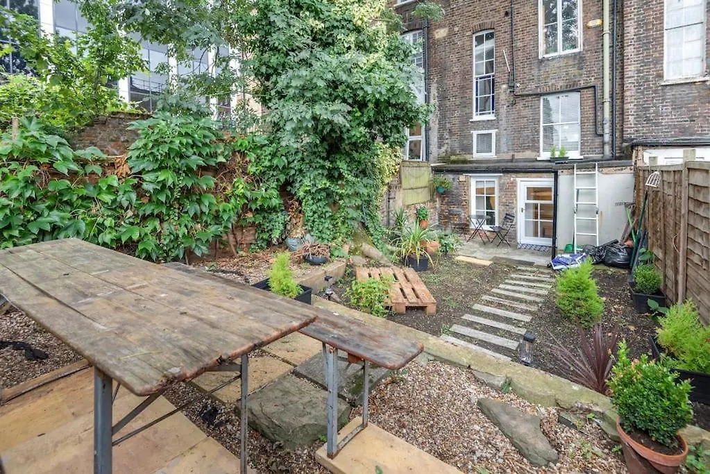 Stylish London Townhouse, Perfect For Large Groups, Convenient Public Transport Links, Close To Tower Bridge And London Liverpool Street Apartment