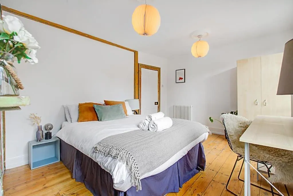 Stylish London Townhouse, Perfect For Large Groups, Convenient Public Transport Links, Close To Tower Bridge And London Liverpool Street Apartment