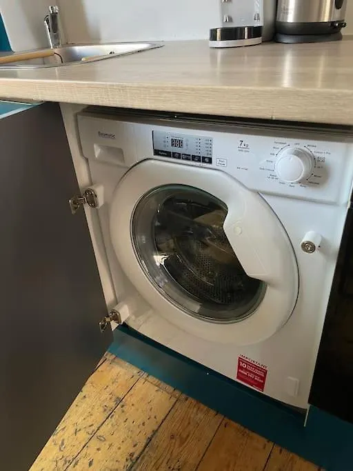 Stylish London Townhouse, Perfect For Large Groups, Convenient Public Transport Links, Close To Tower Bridge And London Liverpool Street Apartment