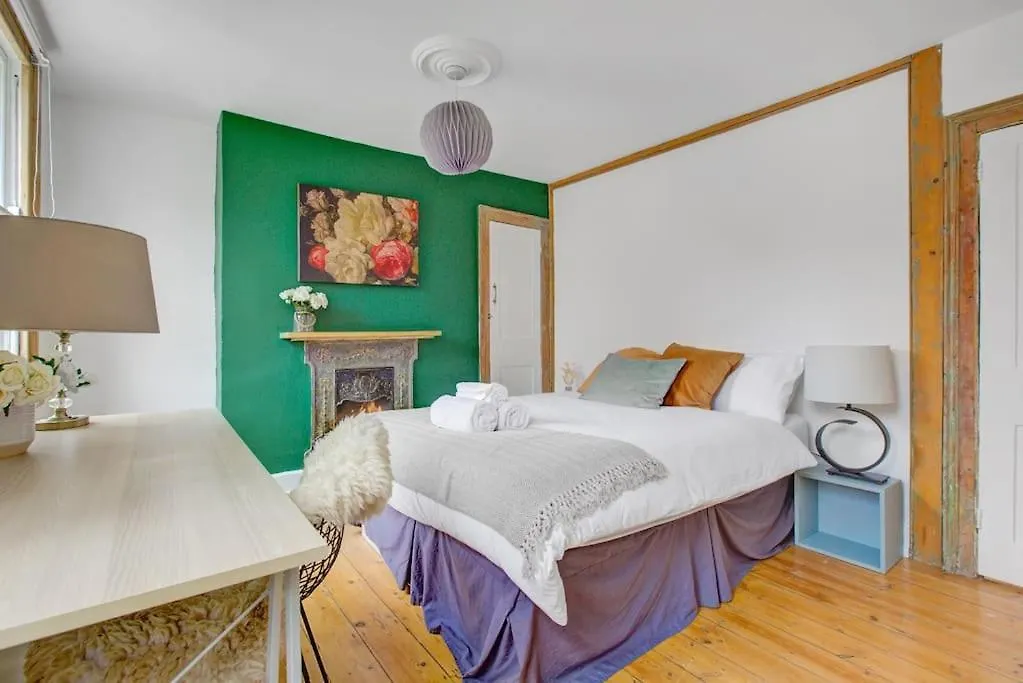 Stylish London Townhouse, Perfect For Large Groups, Convenient Public Transport Links, Close To Tower Bridge And London Liverpool Street