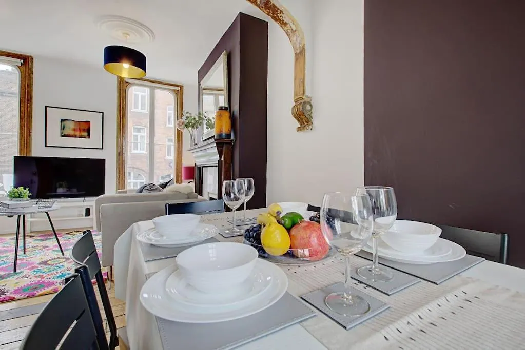 Stylish London Townhouse, Perfect For Large Groups, Convenient Public Transport Links, Close To Tower Bridge And London Liverpool Street Apartment