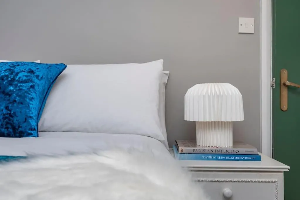 Stylish London Townhouse, Perfect For Large Groups, Convenient Public Transport Links, Close To Tower Bridge And London Liverpool Street Apartment