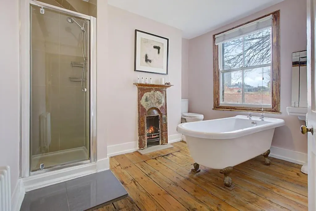 Stylish London Townhouse, Perfect For Large Groups, Convenient Public Transport Links, Close To Tower Bridge And London Liverpool Street Apartment