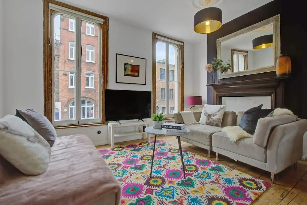 Stylish London Townhouse, Perfect For Large Groups, Convenient Public Transport Links, Close To Tower Bridge And London Liverpool Street Apartment