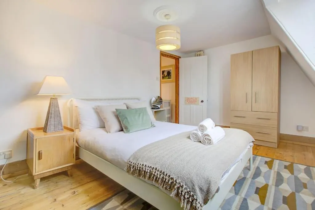 Stylish London Townhouse, Perfect For Large Groups, Convenient Public Transport Links, Close To Tower Bridge And London Liverpool Street
