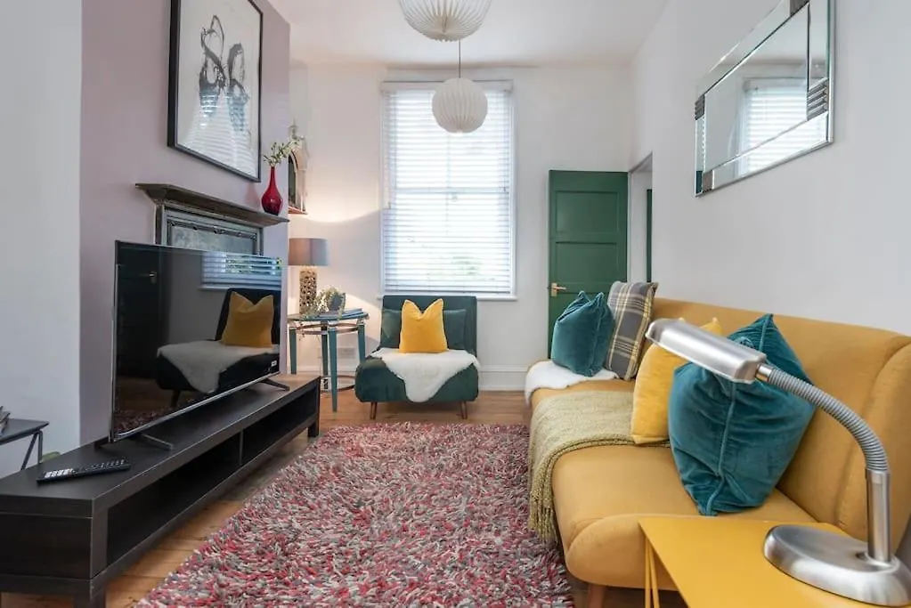 Stylish London Townhouse, Perfect For Large Groups, Convenient Public Transport Links, Close To Tower Bridge And London Liverpool Street Apartment