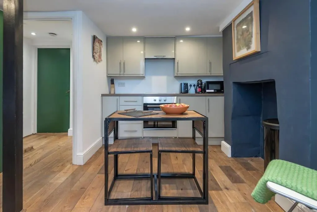 Stylish London Townhouse, Perfect For Large Groups, Convenient Public Transport Links, Close To Tower Bridge And London Liverpool Street Apartment